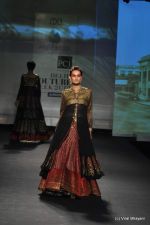 Model walk the ramp for Anju Modi show at PCJ Delhi Couture Week Day 3 on 10th Aug 2012 200 (87).JPG